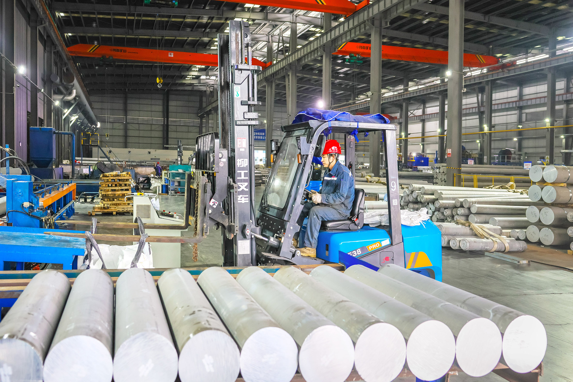 4、重庆渝创新材料有限公司生产车间，工作人员正在加紧作业(陈星宇)