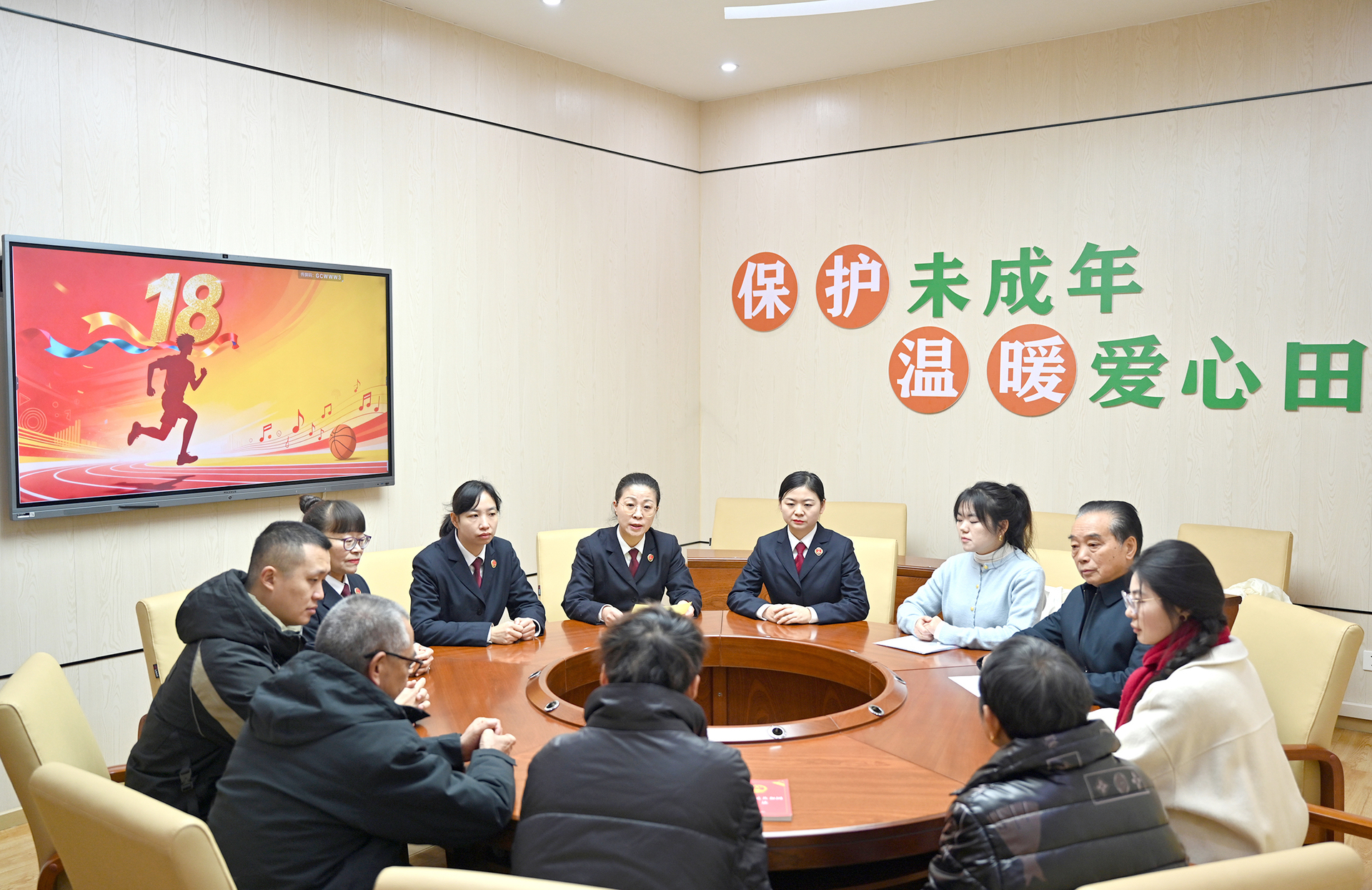 3  联合社区为涉案未成年当事人举行“法治成年礼”