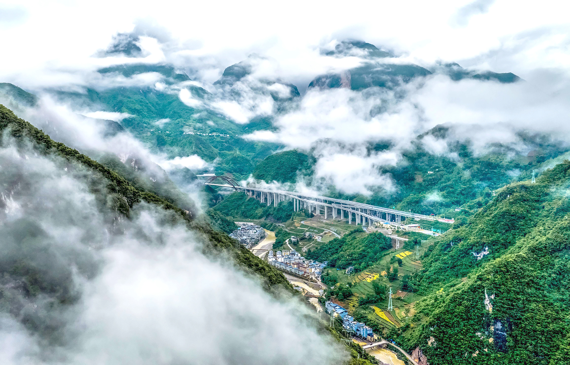 大桥横跨山谷，与青山、村落共同绘就世外桃源。王玉璞 摄