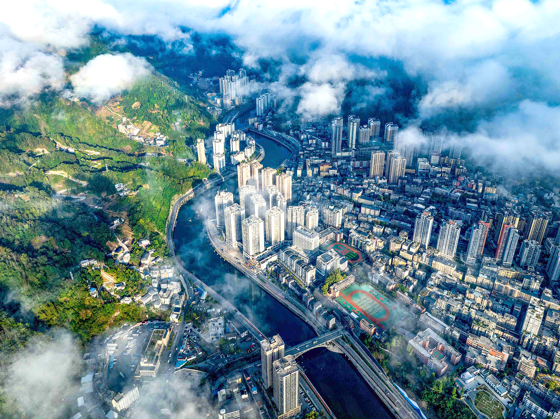 图二城口县自然与城市融合的别样美景。王玉璞 摄