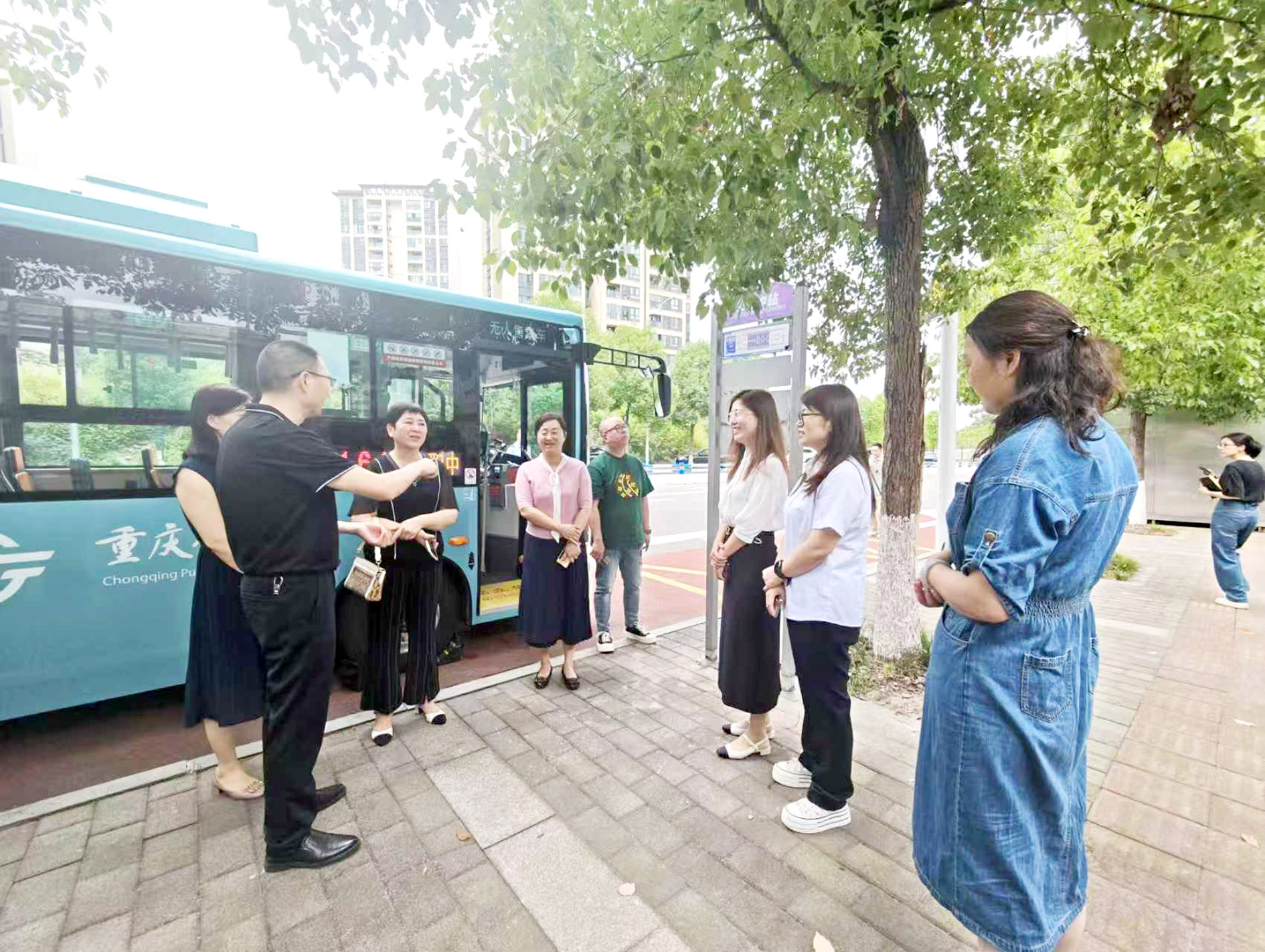 代表调研1612公交接驳轻轨线路开通情况