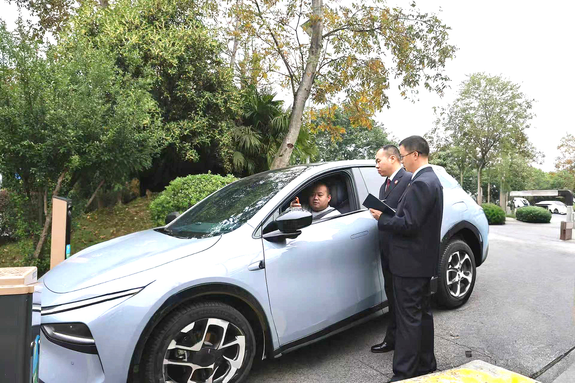 替换左下图：璧山区人民检察院检察官针对智慧停车查询系统整改情况进行回访。