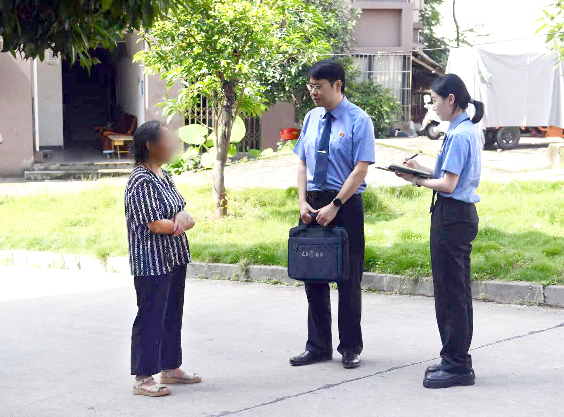 替换六边形图：云阳县人民检察院检察官就依托“云检司法救助一件事”办理的一起案件进行回访。（图片中当事人脸部需模糊）