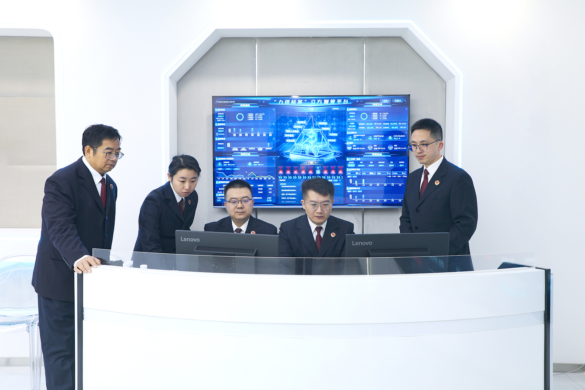 3、九龙坡区人民检察院干警研判“九维检立方”平台推送的预警信息。