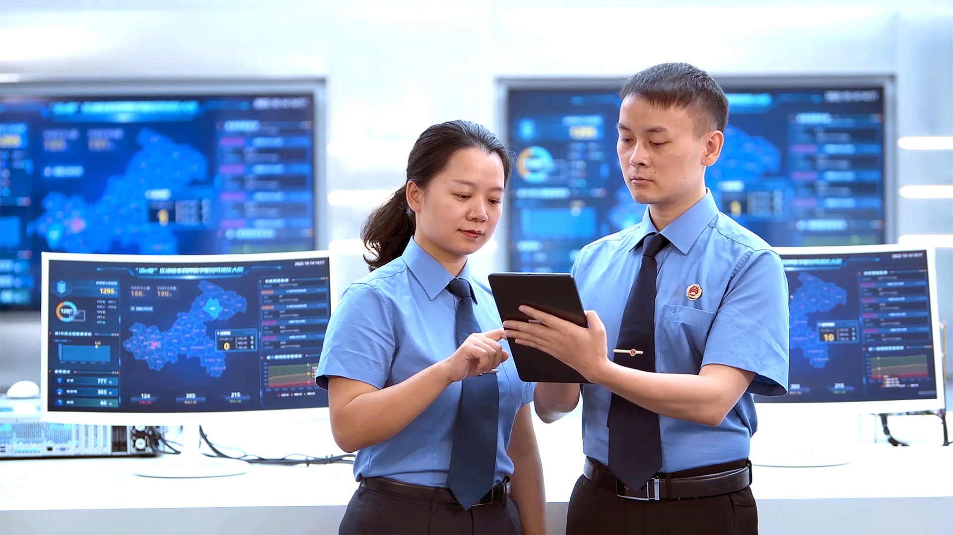 2、渝中区人民检察院检察官读取分析“渝e管”区块链非羁押管控平台可视化大屏数据。