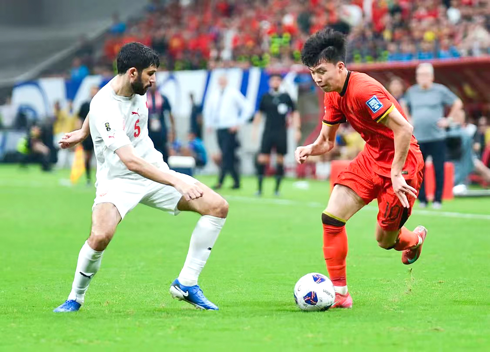 重庆龙兴足球场进行的世界杯亚洲区预选赛第三阶段第十轮18强赛，中国男足战胜巴林队。