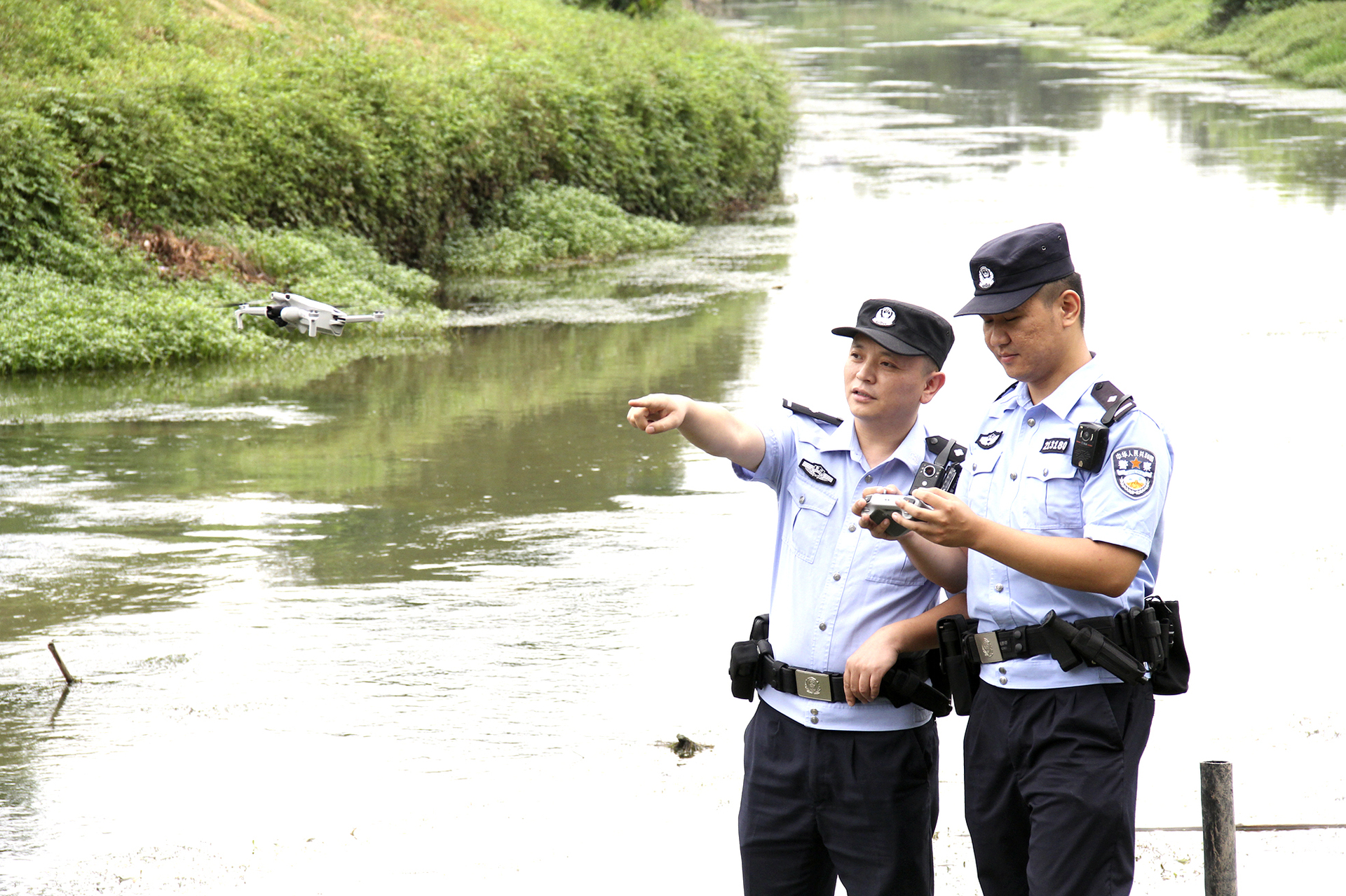 2民警正在用无人机开展巡逻
