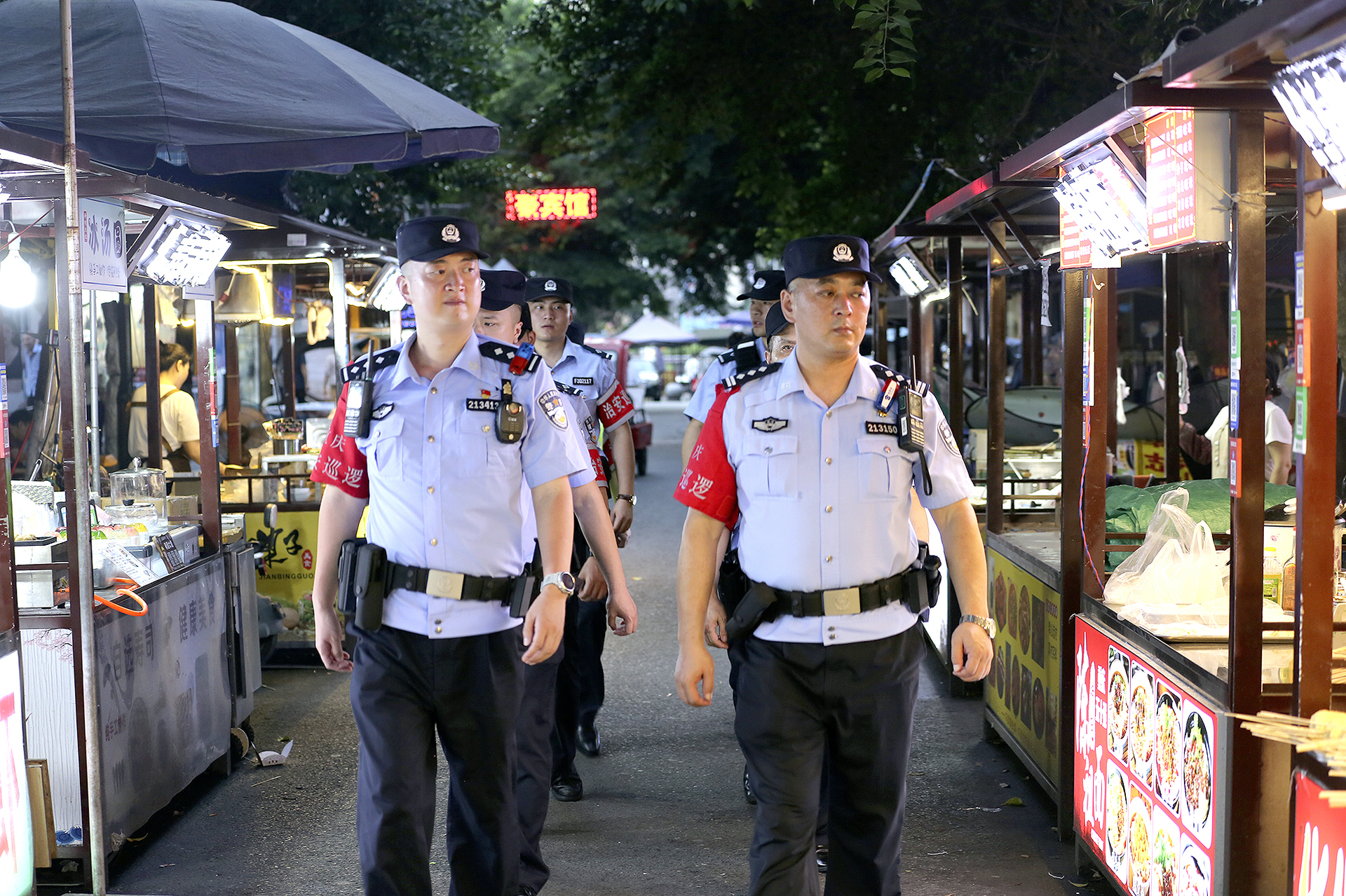 4机关、派出所民警开展夜间巡逻