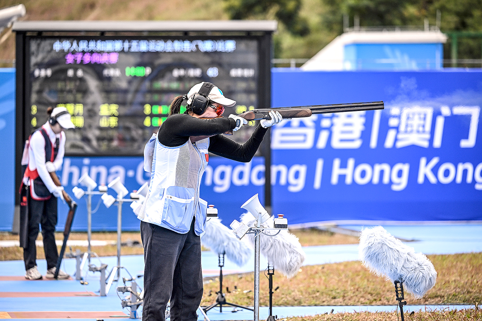 在第十五届全国运动会上，重庆射击运动员范馨月获得射击女子飞碟多向金牌。
