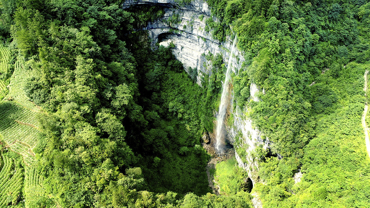 施家嵌天坑玉龙洞外景