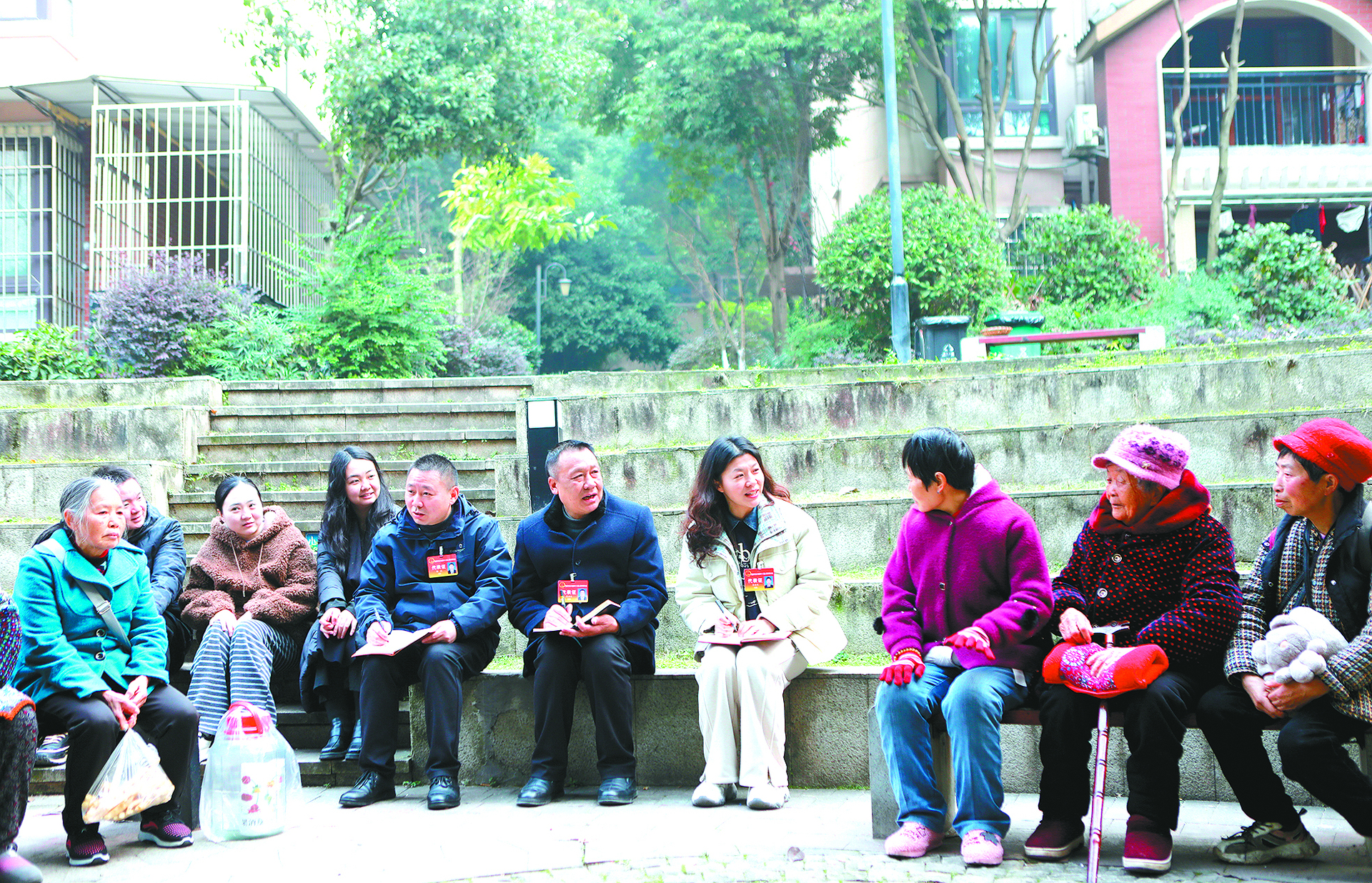 3   永川区人大常委会茶山竹海街道工委组织辖区人大代表走进居民小区、农家院坝等，听取选民建议。陈仕川 摄