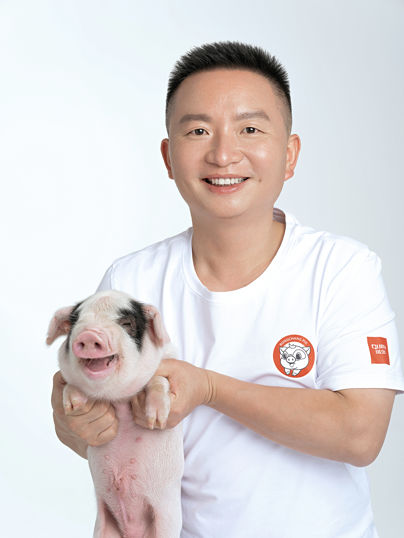 2、林其鑫董事长抱着荣昌猪