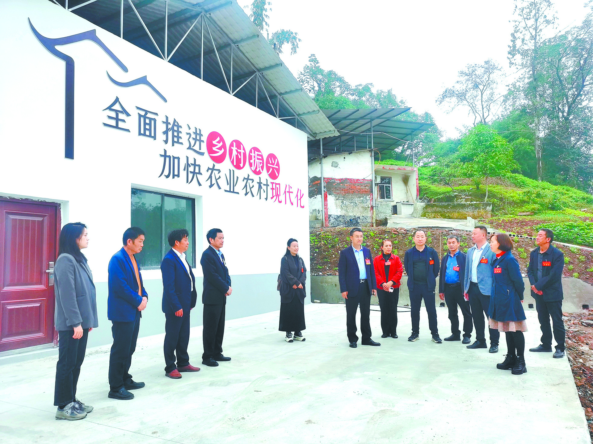 5  （用于小标6）永川区红炉镇人大组织部分区、镇人大代表，调研乡村振兴项目——金银花烘干房建设情况。