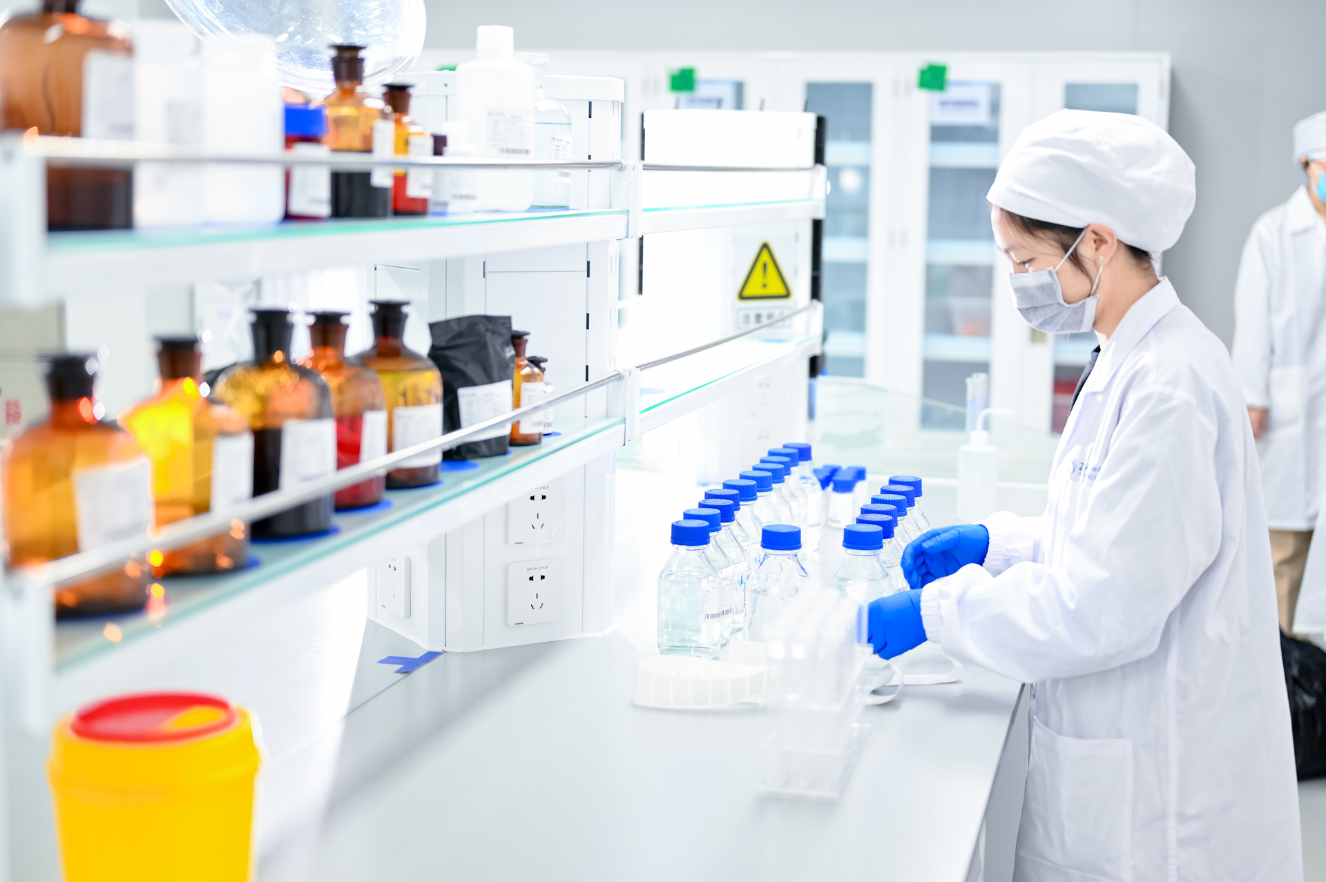 2、智飞生物研发人员正在实验