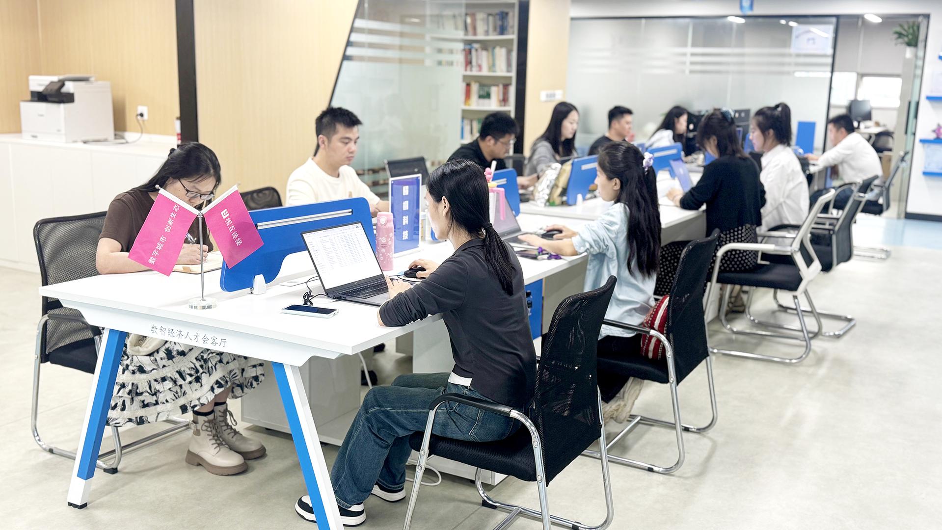 图4：青年企业家在渝中区相互链接AI+OPC社区办公。